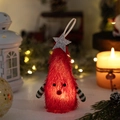 Dettaglio di un addobbo natalizio in peluche rosso con luce LED e decorazioni festive - Bambola dell'Albero di Natale Luminosa Rosso