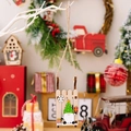 Weihnachtsschlitten aus Holz mit süßem Gnom und Geschenk, dekorativer Anhänger mit Seil - Holz Ski Gnom Stil B
