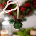Groene metalen kerstbel met kunstmatige dennenappel en rode bessen aan een touw - Groen