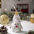 Plüsch-Weihnachtsbaum-Puppe in Weiß mit goldenem Stern vor festlichem Hintergrund - Weiß