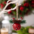 Rode matte kerstbel met ster-uitsparingen, dennennaalden en rustiek henneptouw - Rood
