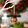 Matgouden kerstbel met dennennaalden en rode bessen aan een natuurlijk touwtje - Goud