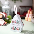 Scatola di latta natalizia a forma di casa con decoro villaggio e nastro rosa - Illustrazione Villaggio Invernale Nordico (Stile C)
