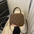 Chic brown quilted square handbag with top handle and crossbody strap in leather - Brown