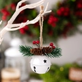 Witte kerstbel met sterren, dennennaalden, rode bessen en natuurlijke dennenappels - Wit