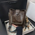 Borsa a secchiello retrò marrone scuro con tracolla ricamata e ciondolo a coniglio - caffè