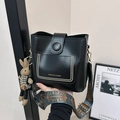 Borsa a secchiello nera con ampia tracolla etnica e ciondolo coniglio in peluche - Nero