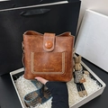 Borsa a secchiello retrò in pelle PU marrone con ampia tracolla etnica e ciondolo - Marrone