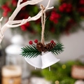 Campana navideña blanca de metal con agujas de pino y piñas decorativas para árbol - Adorno de Campanas Dobles con Piña Artificial / Blanco