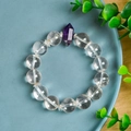 Weißes Kristallperlenarmband mit lila Amethyst-Anhänger und silbernen Blumenelementen - Einzelschleife Klarer Quarz mit Amethyst-Säulen-Armband