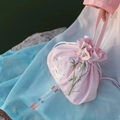 Roze Hanfu zijden tas met borduursel van wit hert en bamboe in de buitenlucht - Roze