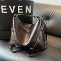 Zaino versatile in pelle PU marrone scuro con cerniere argentate su panca nera - caffè