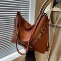 Borsa tote in pelle marrone caramello con dettagli in argento in uno stile urbano - Marrone