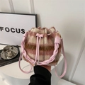 Secchiello in lana a righe colorate con manico intrecciato rosa e tracolla alla moda - Rosa