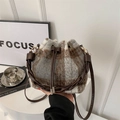 Borsa a secchiello in lana a quadri marroni con coulisse e manico in pelle intrecciata - Marrone
