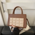 Borsa retrò in pelle marrone con pannello a scacchi beige e tracolla regolabile - Marrone
