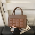 Borsa a mano retrò marrone scuro con trama a quadri in rilievo e tracolla regolabile - Marrone