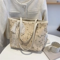 Straw tote bag with floral embroidery and white lace bow for casual vacation - Off White