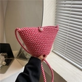 Mini borsa a secchiello in maglia a righe rosse e bianche con perla e tracolla intrecciata - Rosso