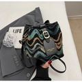 Boho-Beuteltasche mit Wellenmuster-Webstoff und schwarzen Lederdetails - Schwarz