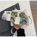 Boho-Beuteltasche aus Tweed mit Wellenmuster, weißem Lederbesatz und Metallschnalle - Weiß