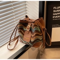 Boho-Beuteltasche mit Wellenmuster, braunem Lederriemen und praktischem Kordelzug - Braun