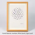 Mandala aus Amethyst und Lapislazisuli-Heilsteinen in hellem Holzrahmen-Dekor - Spirituelles Wachstum Gitter