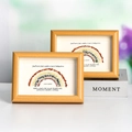 Cadre en bois artisanal avec arc-en-ciel en pierres naturelles colorées et texte décoratif - Petit Cristal Arc-en-ciel / Couleur bois naturel