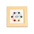 Cadre carré en bois avec sept cristaux de guérison chakra disposés en motif géométrique - Série Pierres de Chakra / Couleur bois naturel
