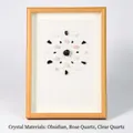 Natürliches Kristall-Mandala mit Obsidian und Rosenquarz im hellen Holzrahmen - Reinigung & Freisetzung Gitter