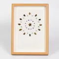 Mandala aus Tigerauge-Stern und Amethyst in hellem Holzrahmen für Deko - Tigerauge Kristall Gitter