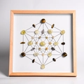 Quadratischer Holzrahmen mit geometrischer Tigerauge-Heilkristall-Matrix als Deko - Karriereerfolg - Sechseck 1