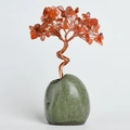 Árbol de cristal miniatura artesanal con hojas rojas y tronco trenzado sobre base de piedra - Estilo Con Base de Cerámica / Ágata roja