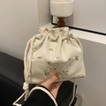 Borsa a secchiello ricamata a fiori con coulisse e tracolla in cotone intrecciato - Bianco