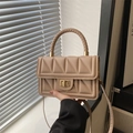 Quilted beige crossbody bag with woven handle and gold clasp for a vintage style - Khaki