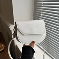 Elegante borsa a tracolla bianca a sella con scritte argentate e finitura opaca - Bianco