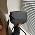 Elegante borsa a sella in pelle nera opaca con tracolla regolabile e scritta - Nero