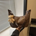 Sac hobo vintage marron foncé avec bandoulière réglable et breloque ours doux - Marron