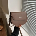 Borsa a tracolla marrone con cinturino regolabile e scritte moda su sfondo naturale luce - Marrone