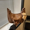 Sac hobo marron rétro en forme de croissant avec pendentif ours en peluche - Marron