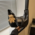 Sac hobo noir en cuir à motif litchi avec un charmant ours en peluche sur la bandoulière - Noir