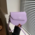 Borsa a sella viola chiaro alla moda con stampa di lettere bianche minimaliste - Viola