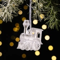 Adorno navideño de tren transparente colgado en el árbol con luces bokeh doradas - Colgante de Tren Transparente