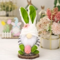Gnome de Pâques en peluche avec oreilles de lapin roses et œuf fleuri sur socle - Petit Style à Bras Longs Tenant un Œuf Rose (Avec Base en Bois) / Vert