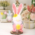 Gnome de Pâques en peluche rose avec oreilles de lapin et œuf sur socle - Petit Style à Bras Longs Tenant un Œuf Jaune (Avec Base en Bois) / Rose