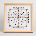 Quadratischer Holzrahmen mit Sri Yantra Energiemuster und echten Heilsteinen - Selbstvertrauen & Kraft