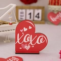 Cœur en bois rouge XOXO pour décoration de table de Saint Valentin avec socle noir - Style Cœur Simple XOXO (Ornement Bois Saint-Valentin C)