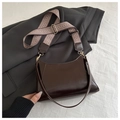 Detail of dark brown leather handbag with vintage zigzag wide strap and gold hardware - Dark Brown