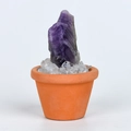 Pierre d'améthyste naturelle brute dans un mini pot en terre cuite pour bureau - Améthyste
