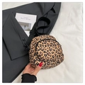 Détail du mini sac bandoulière léopard avec double fermeture éclair et sangle en nylon noir - Imprimé léopard